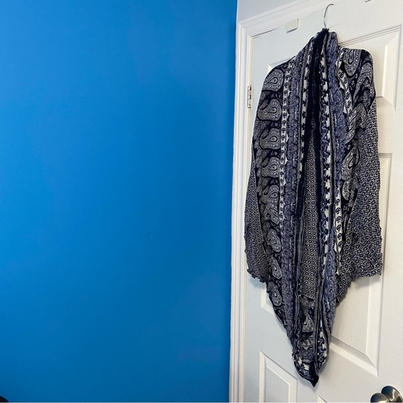 American Eagle Women’s Navy & White Paisley Cocoon Cardigan Kimono Size O/S - Picture 2 of 11